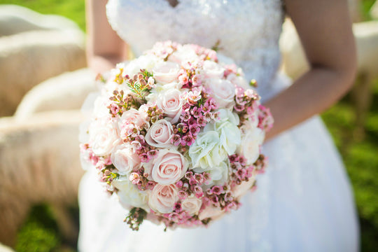 Buket Bunga: Pesan Romantis di Balik Rangkaian Bunga Pernikahan